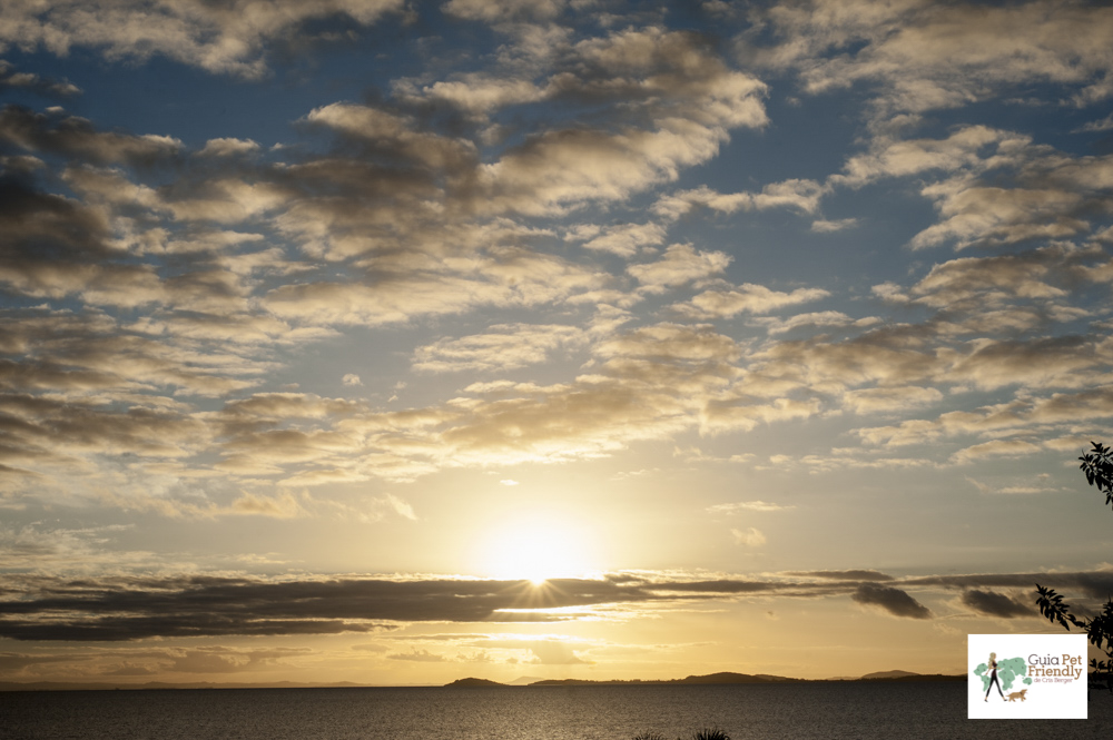 céu com nuvens, pôr do sol e rio