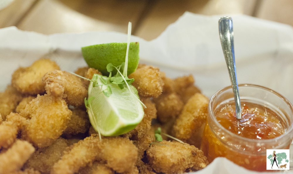 camarões empanados na farinha Panko com geléia de pimenta