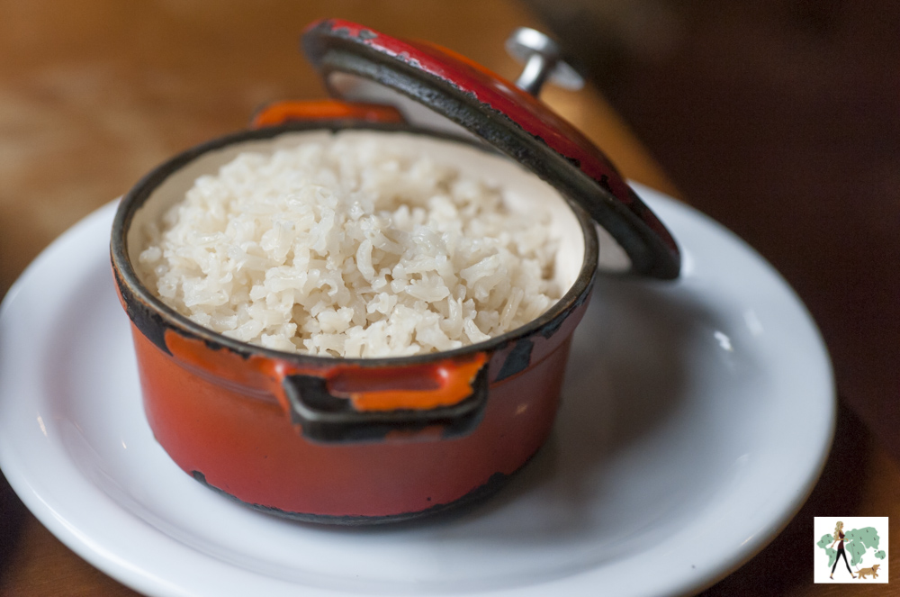 arroz em uma pequena panela