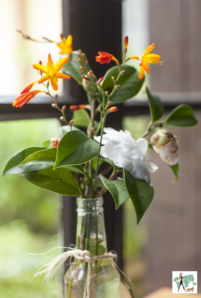 vaso de flores em cima de mesa