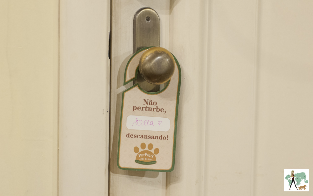 plaquinha de não perturbe na maçaneta de porta de hotel