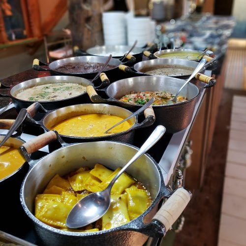 Quintanilha em Gramado é pet friendly buffet com pratos quentes nas panelas