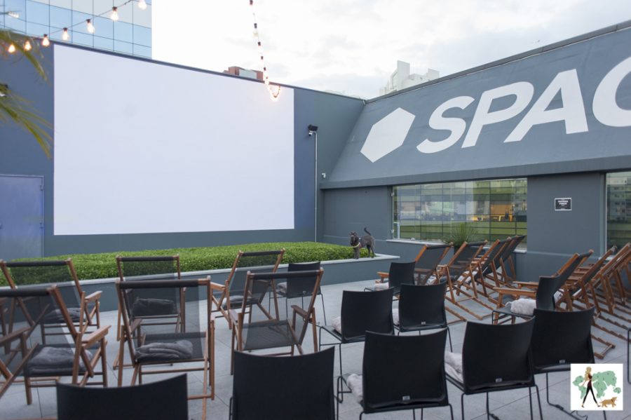 sala de cinema ao ar livre no rooftop do Spaces