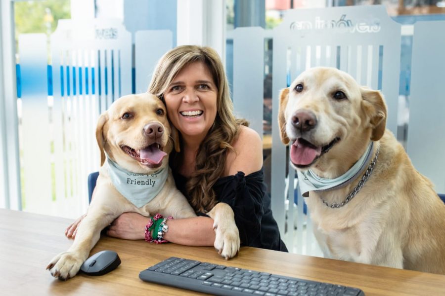 mulher abraça com cachorros