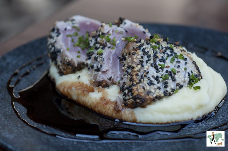 atum selado com crista de gergelim e purê de wasabi