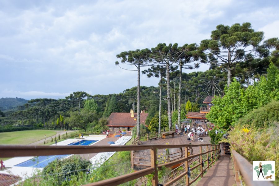 Surya-Pan em Campos do Jordão araucárias, piscina e casarão de hotel Sury-apan