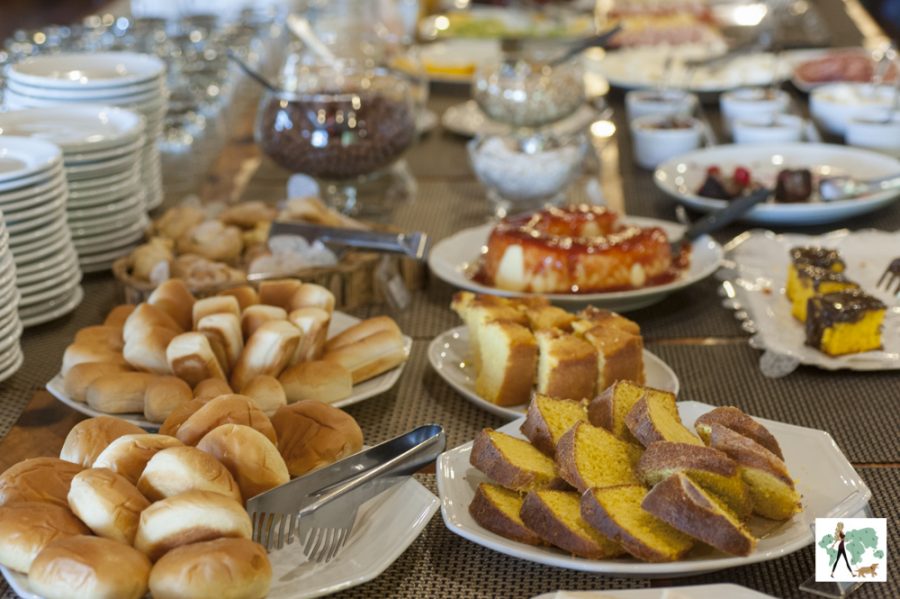 Surya-Pan em Campos do Jordão mesa de doces com bolos e pães