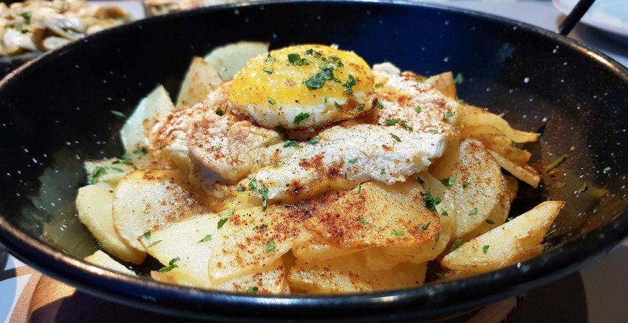 batatas bravas do Huevos de Oro pet friendly