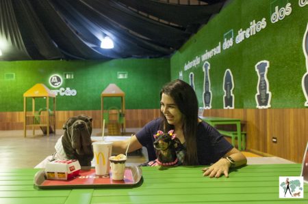 cachorros e mulher sentado no espaço pet do Tietê Plaza
