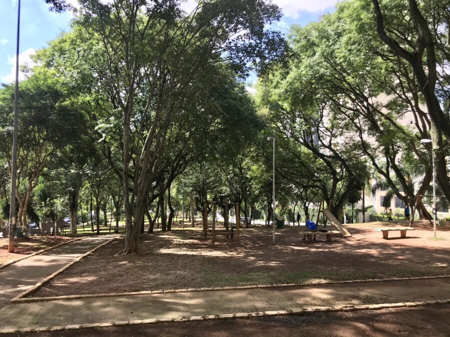 Praça Giordano Bruno: Um espaço arborizado e agradável no meio da capital paulista para aproveitar seu pet.